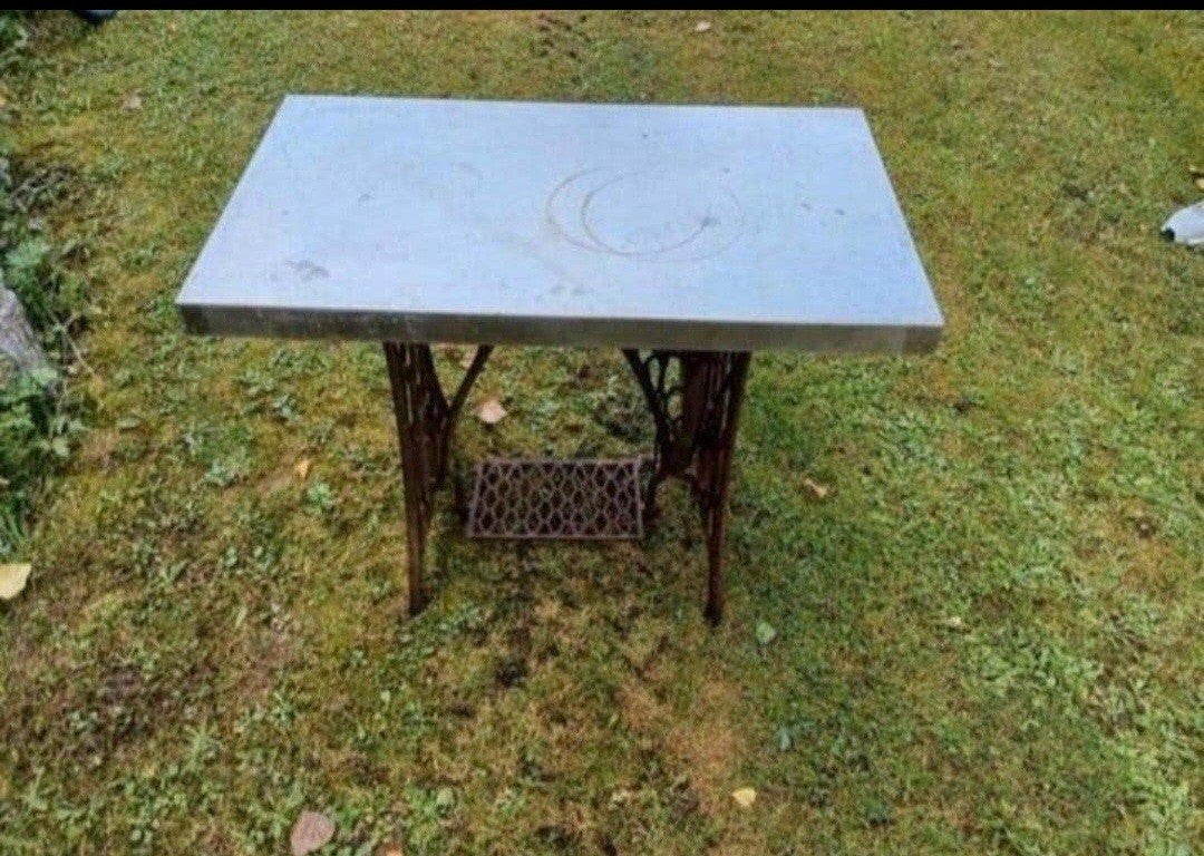 table d extérieur pied en fonte . table en inox, Enlèvement