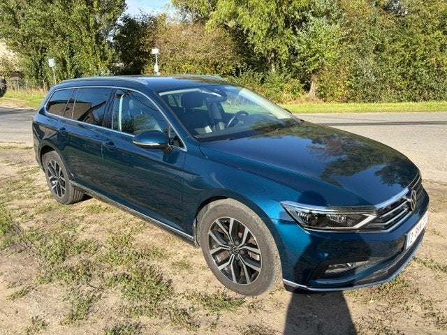 Volkswagen passat 1.5 Tsi Automaat benzine Bouwjaar 6/2021, Auto's, Automaat, Dealer onderhouden, Blauw, Leder