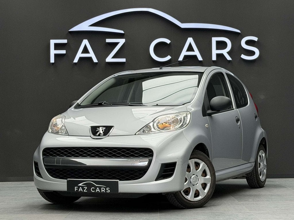 Peugeot 107 1.0i Trendy * RADIO&CD + PROPRE + GARANTIE *, Auto's, Peugeot, Voorwielaandrijving, 4 zetels, Stof, Zwart