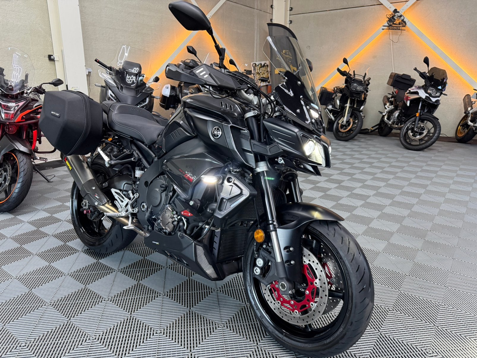 YAMAHA MT 10 * GARANTIE * 2017 * AKRAPOVIC, Occasion, 4 cilinders, Motorrijbewijs A, Handvatverwarming