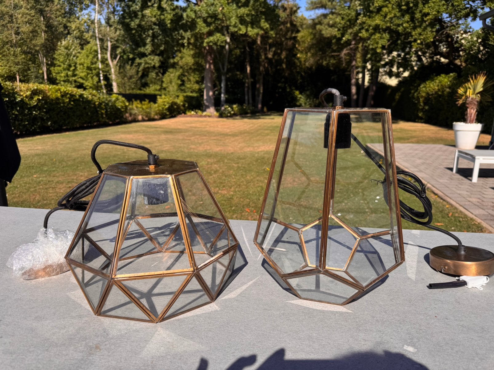 Set van 2 glazen hanglampen – messing/goud, Huis en Inrichting, Lampen | Hanglampen, Ophalen, Nieuw, Glas, Industrieel