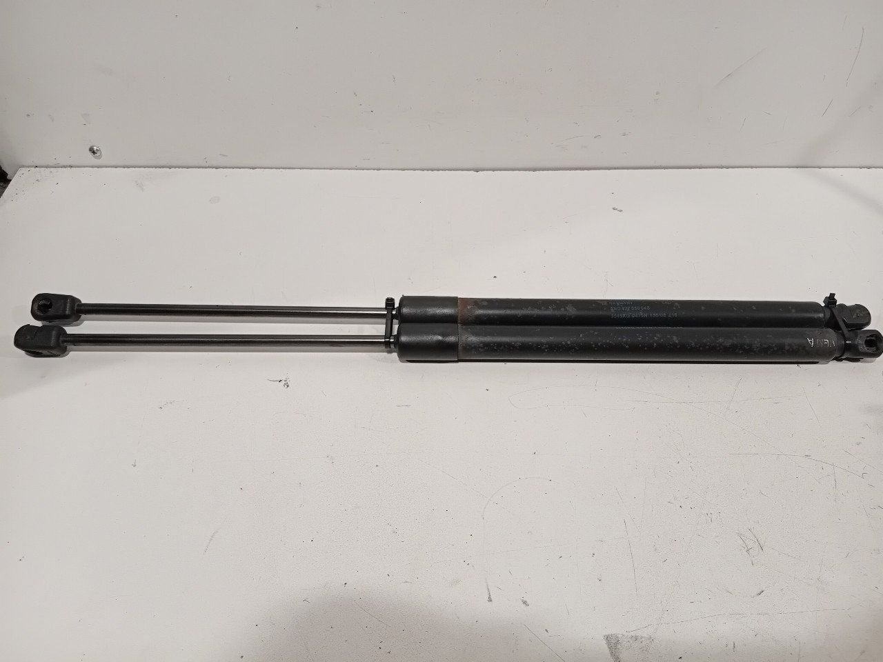 Gasdrukveerset achter Volkswagen Tiguan, Auto-onderdelen, Onderdelen@venauto.nl, Van der Ven Autorecycling B.V., Gebruikt, Ettenseweg 76, 4706 PB Roosendaal, The Netherlands