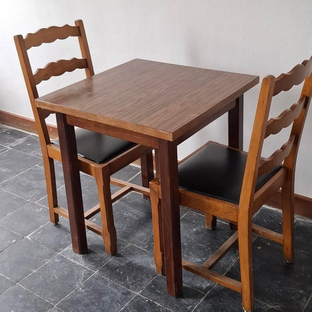 1 kleine keukentafel met 2 of 3 stoelen