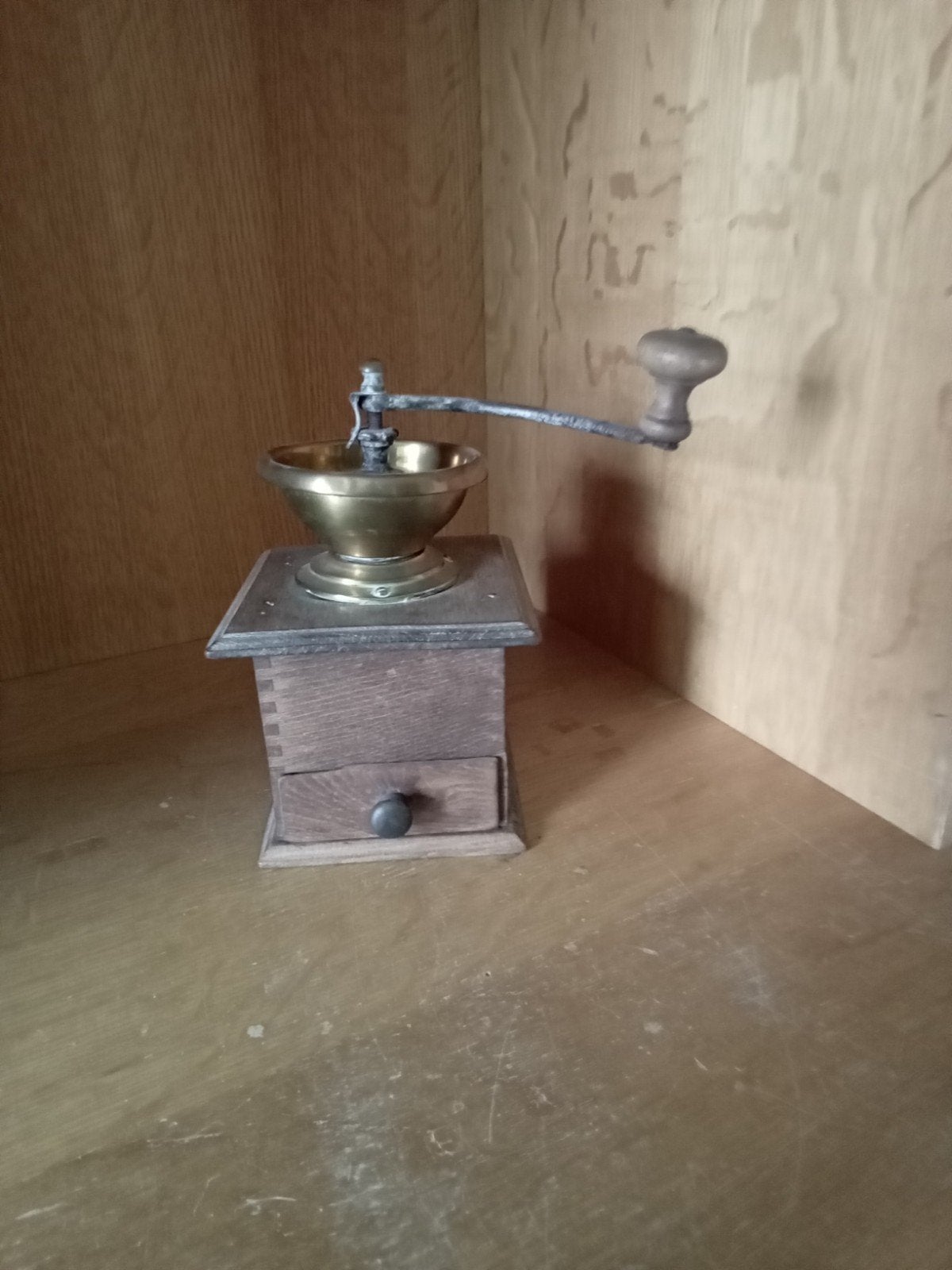 antieke koffiemolen met koper bovenaan en hout, Ophalen