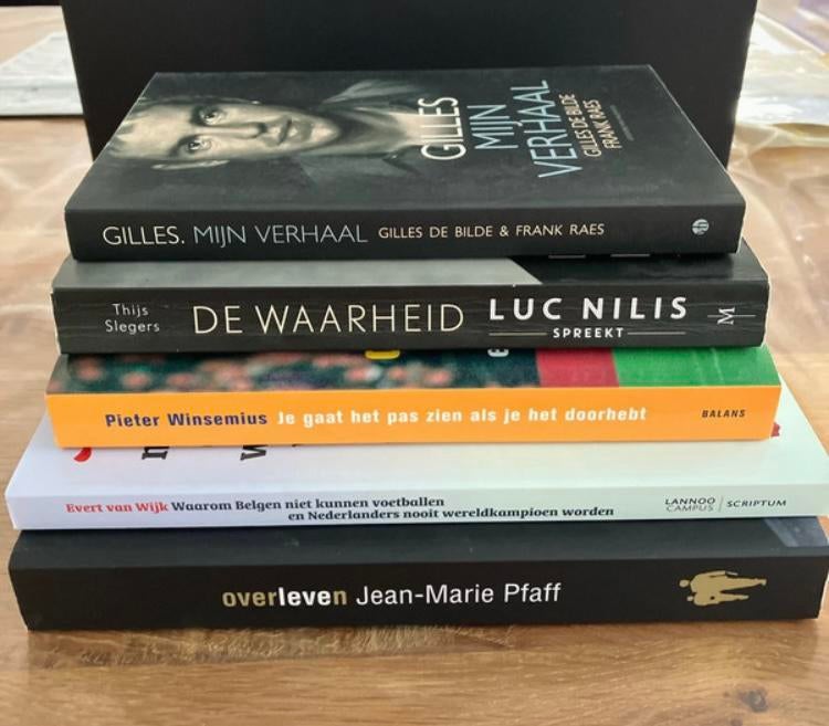 Pakket van 5 voetbalboeken, Enlèvement ou Envoi, Comme neuf