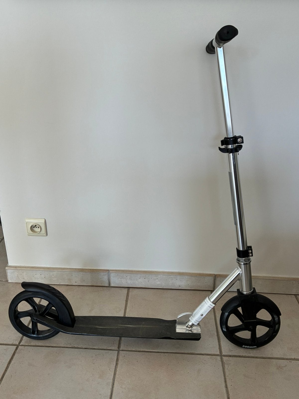 Zwarte step naam: Alu-Scooter 200, Fietsen en Brommers, Ophalen, Zo goed als nieuw