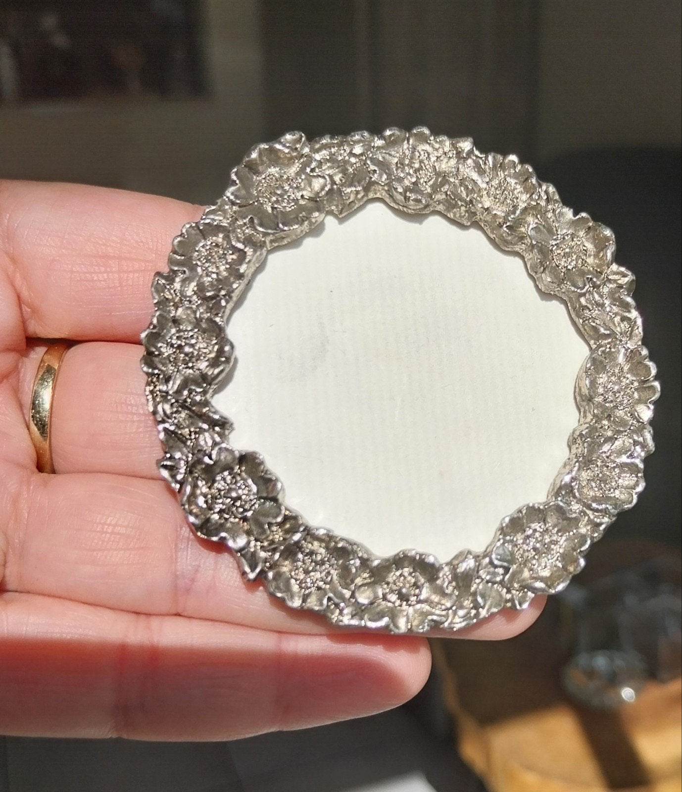 Vintage klein rond fotolijstje met bloemendecoratie, Ophalen, Zilver, Overige materialen