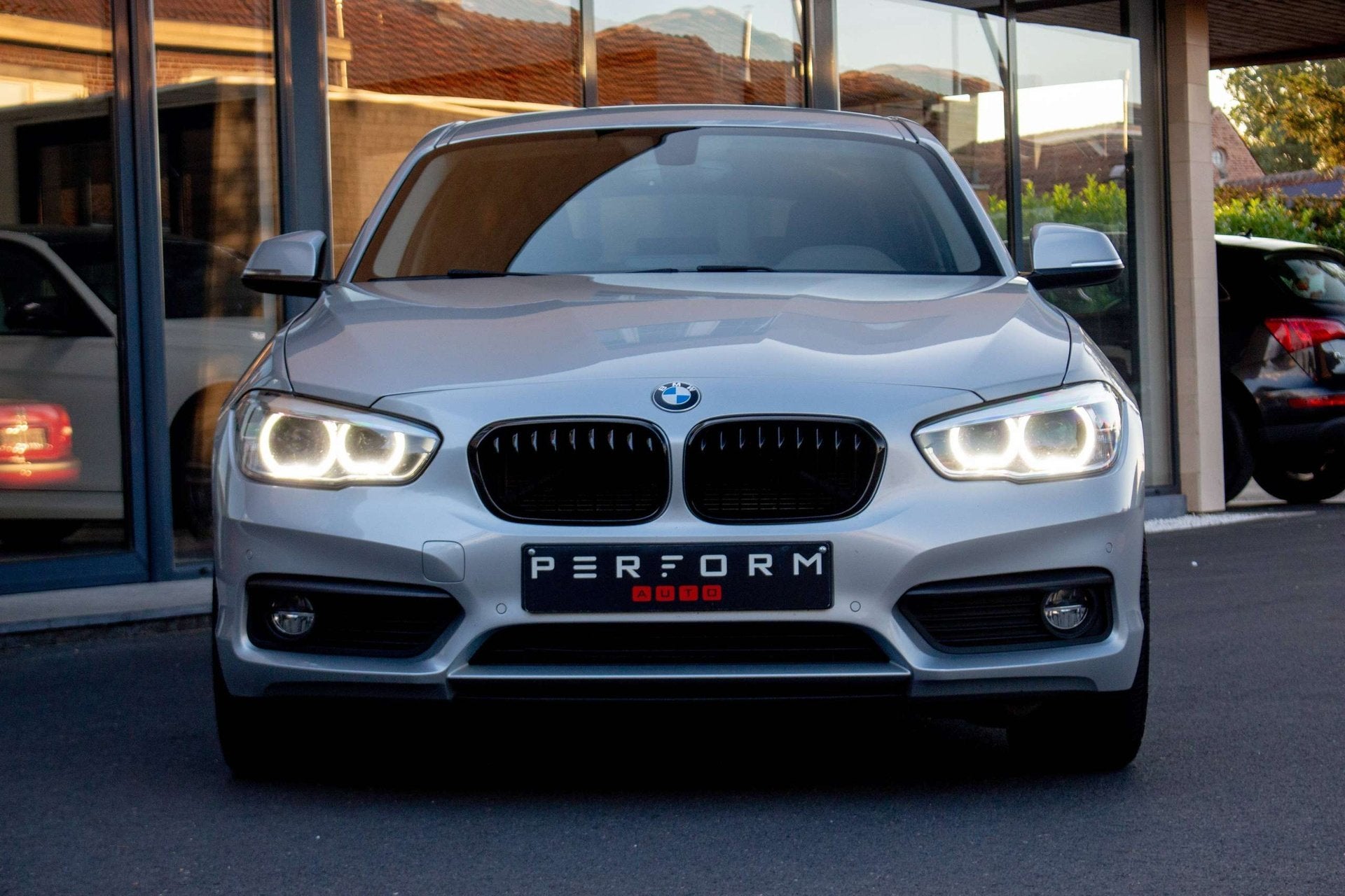 BMW 116 d*XENON*CRUISE*NAVIGATIE*EURO6*19INCH, Autos, BMW, Capteur de lumière, Argent ou Gris, Achat, Euro 6