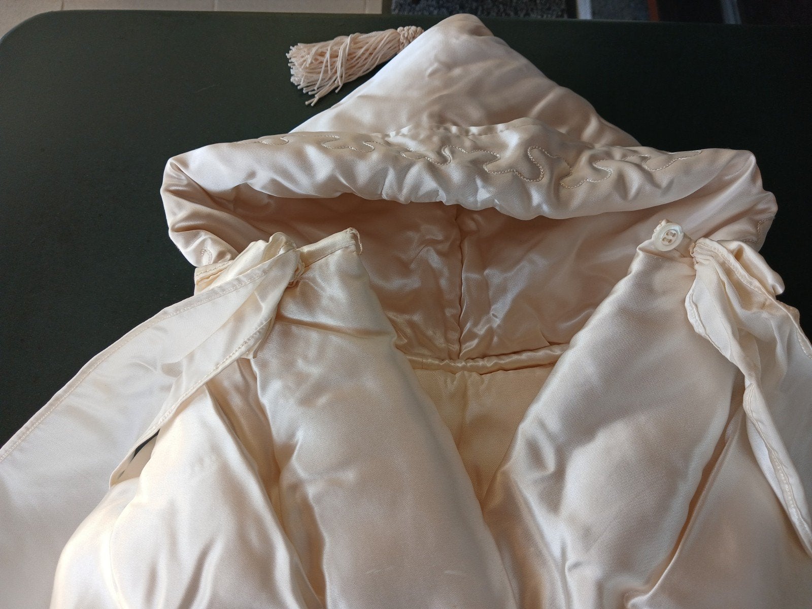 CAPE DE BAPTÊME ET ROBE DE BAPTÊME EN SOIE 1954, Enlèvement