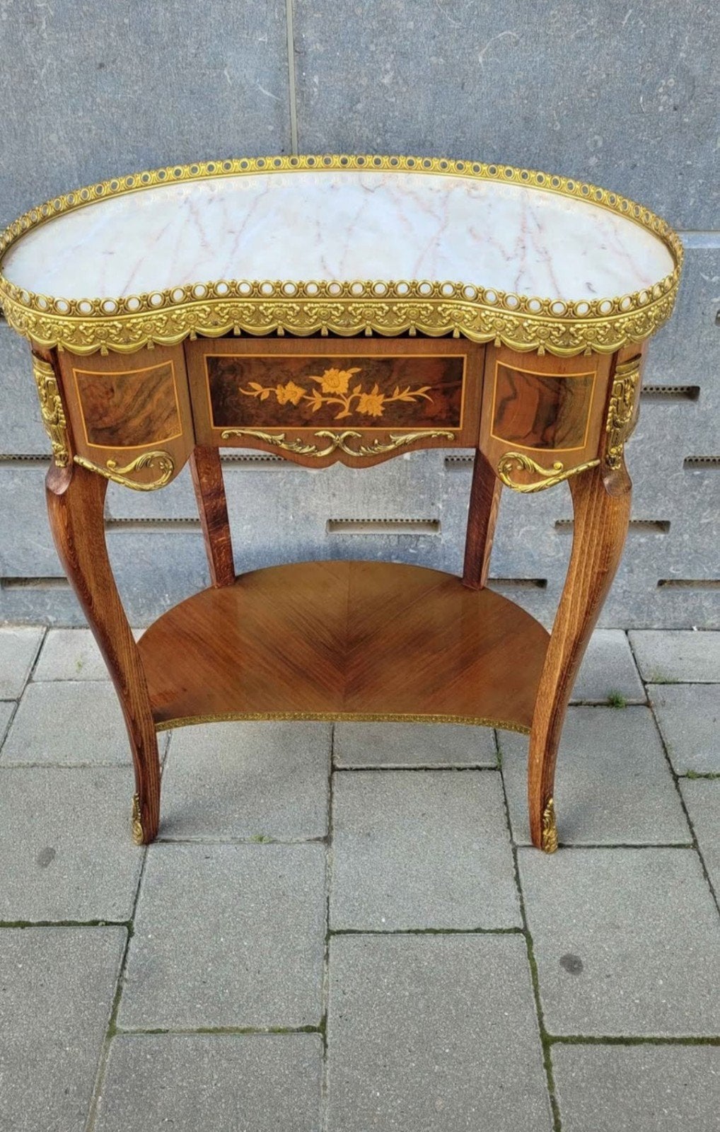 Een niervormige houten tafel in Lodewijk XV-stijl, Enlèvement