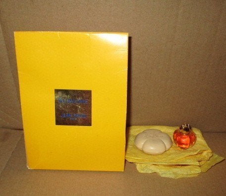 Miniatuurparfum + sublieme zeep van Jean Patou Pleine, Verzenden, Zo goed als nieuw, Miniatuur, Gevuld