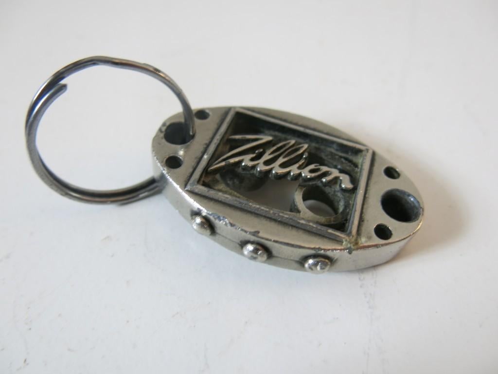 Originele metalen Zillion sleutelhanger, Ophalen of Verzenden, Gebruikt