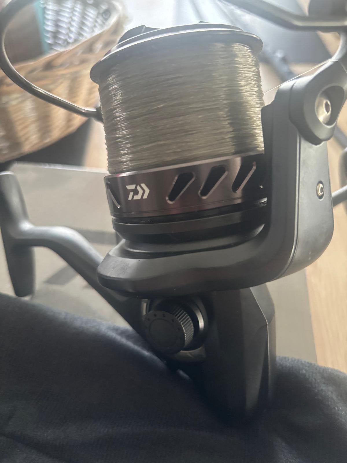 Daiwa molen black window 5500A., Sports nautiques & Bateaux, Pêche à la ligne | Carpes, Enlèvement, Moulinet