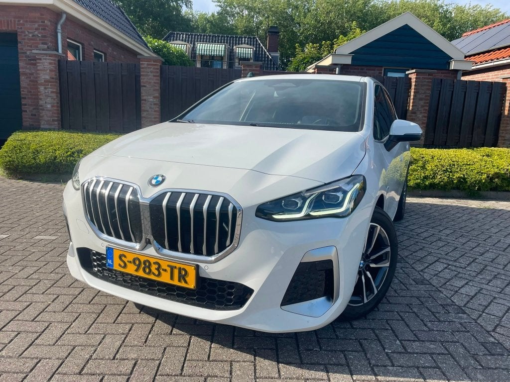 BMW 2-serie Active Tourer 220i M SPORT PANORAMADAK I HEAD-UP, Auto's, Automaat, Dealer onderhouden, Wit, Bedrijf