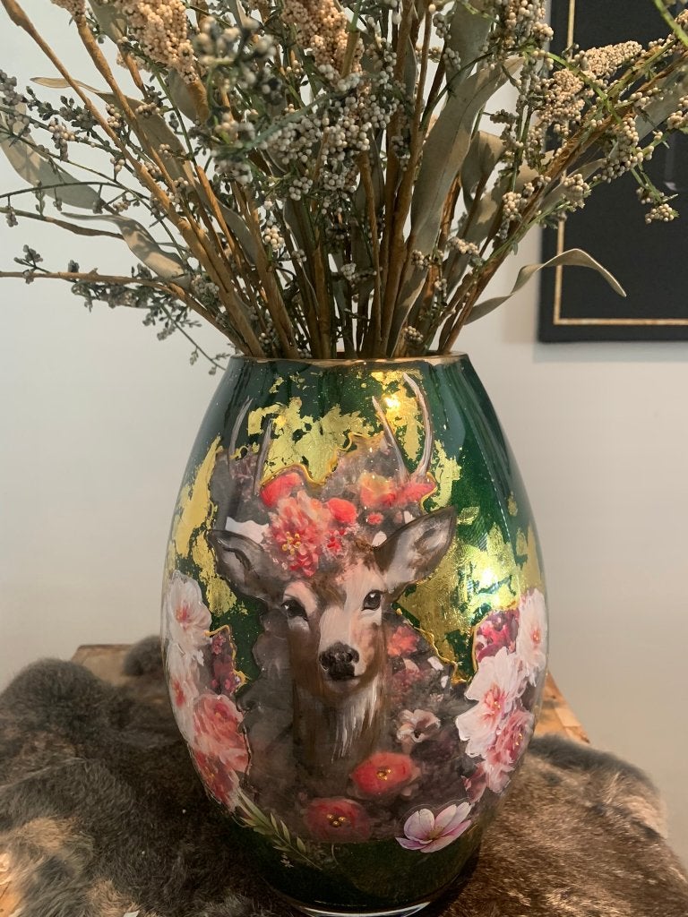Handgedecoreerde vaas met herten, Nieuw, Ophalen of Verzenden, Glas, Geschikt voor droogbloemen
