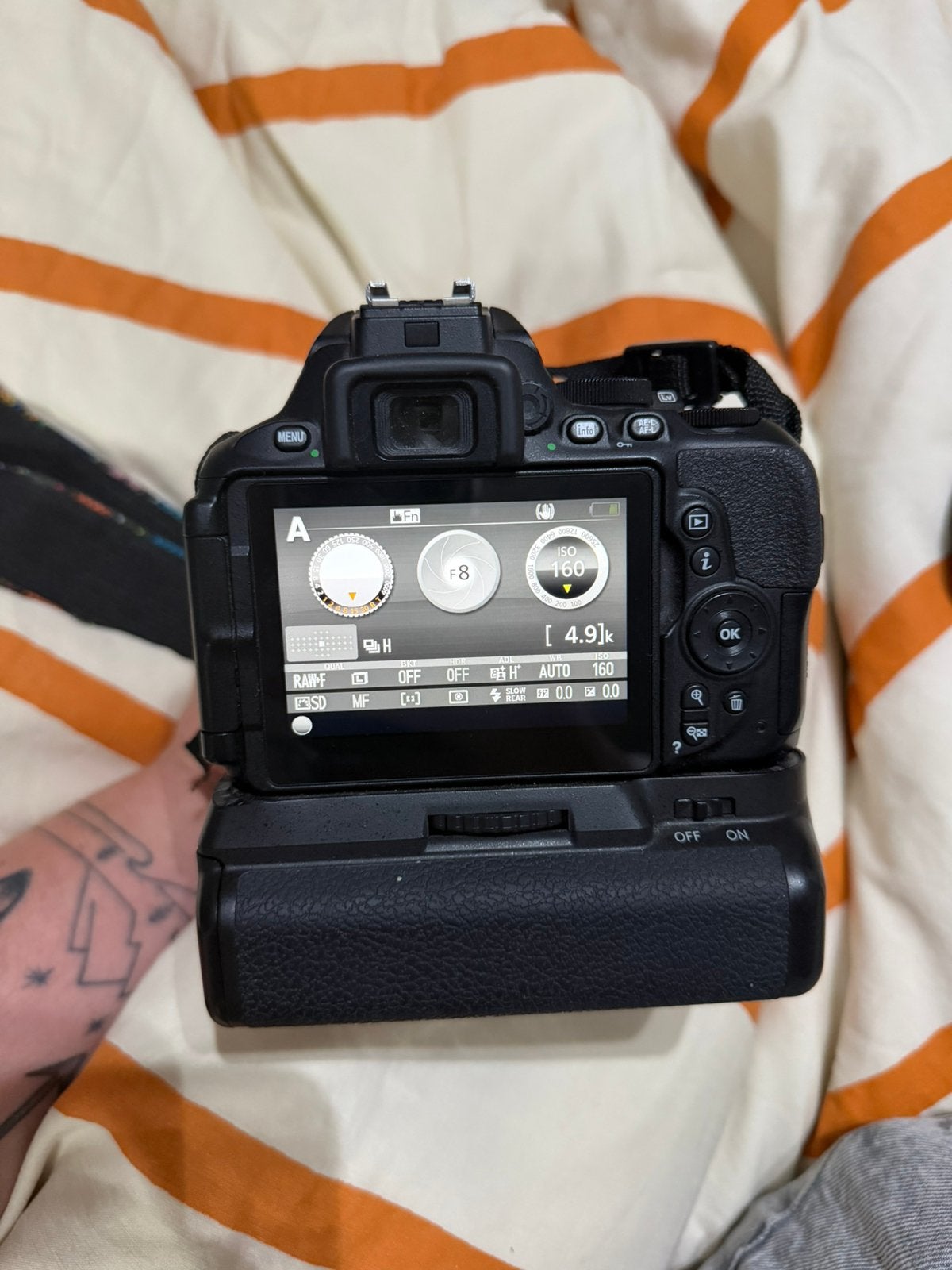 Nikon D5600 + AF-S DX Nikkor 16-85mm VR + 4 accu’s, Ophalen, Zo goed als nieuw, Nikon