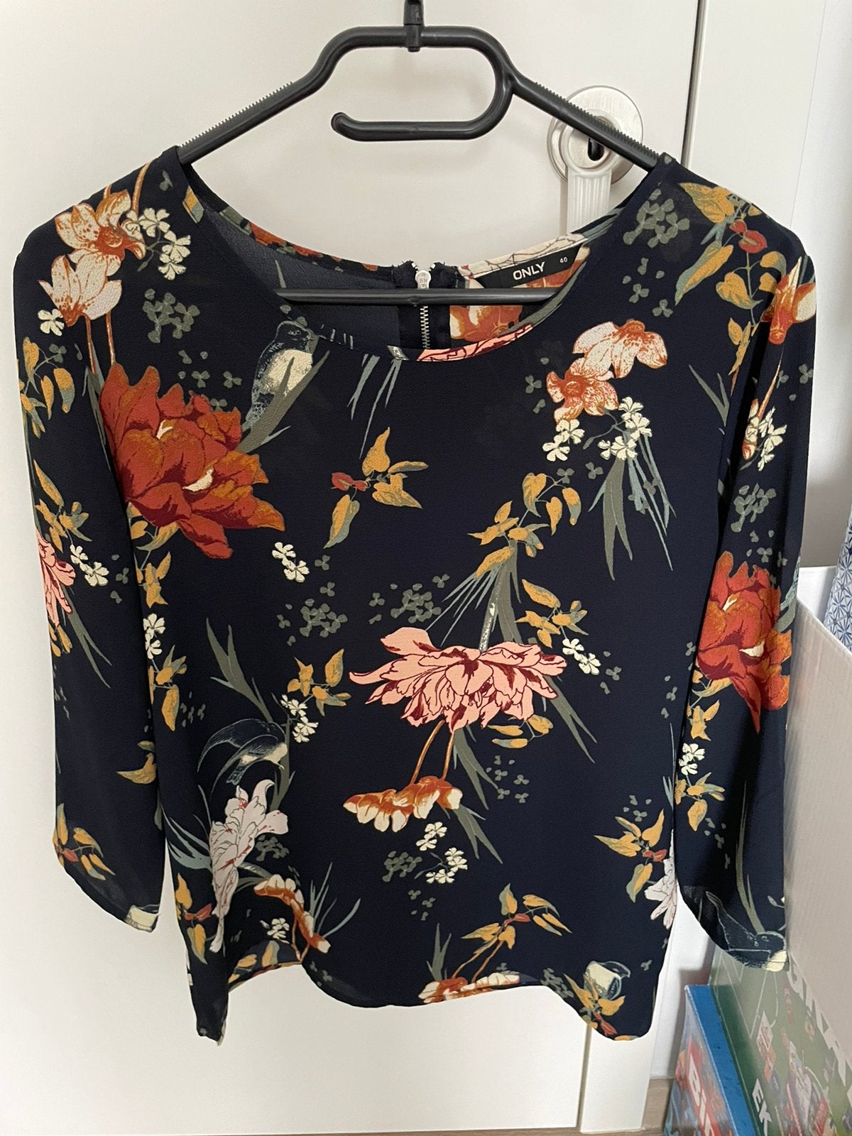 Mooi donkerblauw bloesje met 3/4 mouwen als nieuw merk Only, Ophalen of Verzenden, Zo goed als nieuw, Maat 38/40 (M), Meerkleurig