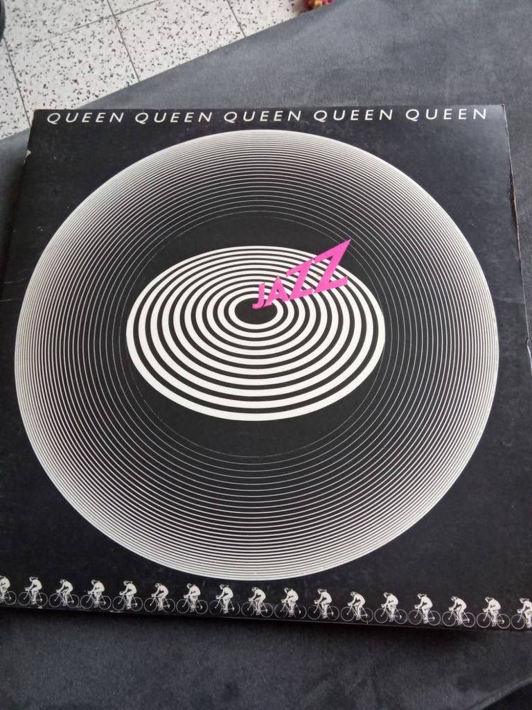 Vinyle Queen, Enlèvement