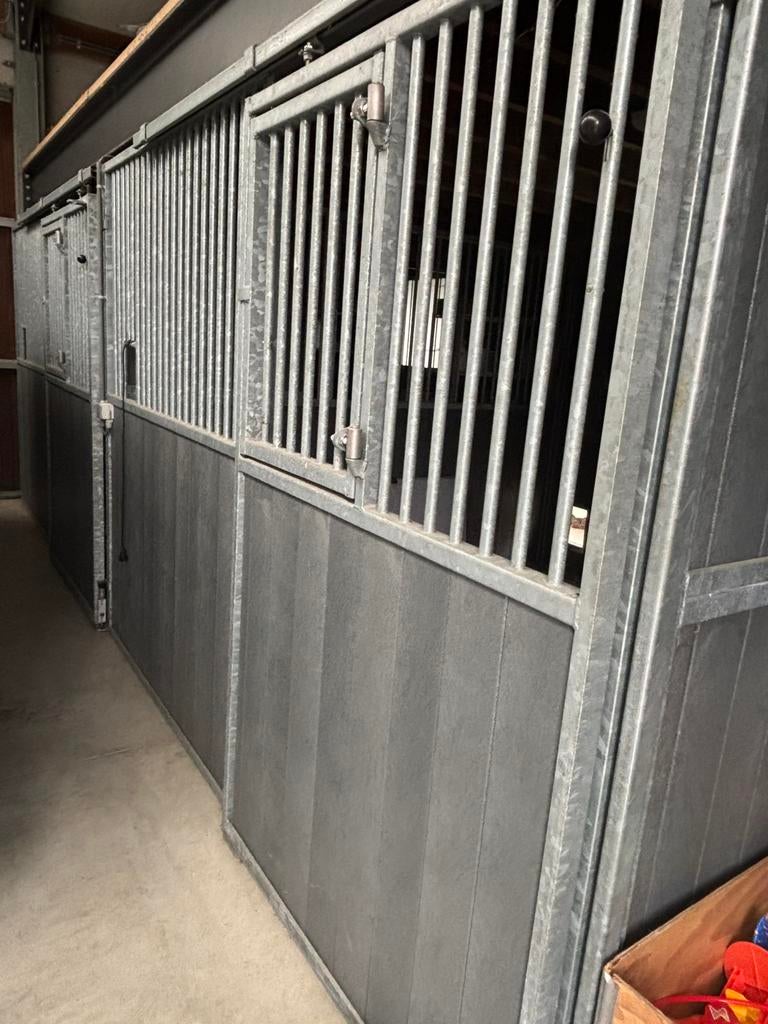 Twee paardenboxen (2 voorwanden en 2 zijwanden), Dieren en Toebehoren, Stalling en Weidegang, Stalling, 2 of 3 paarden of pony's