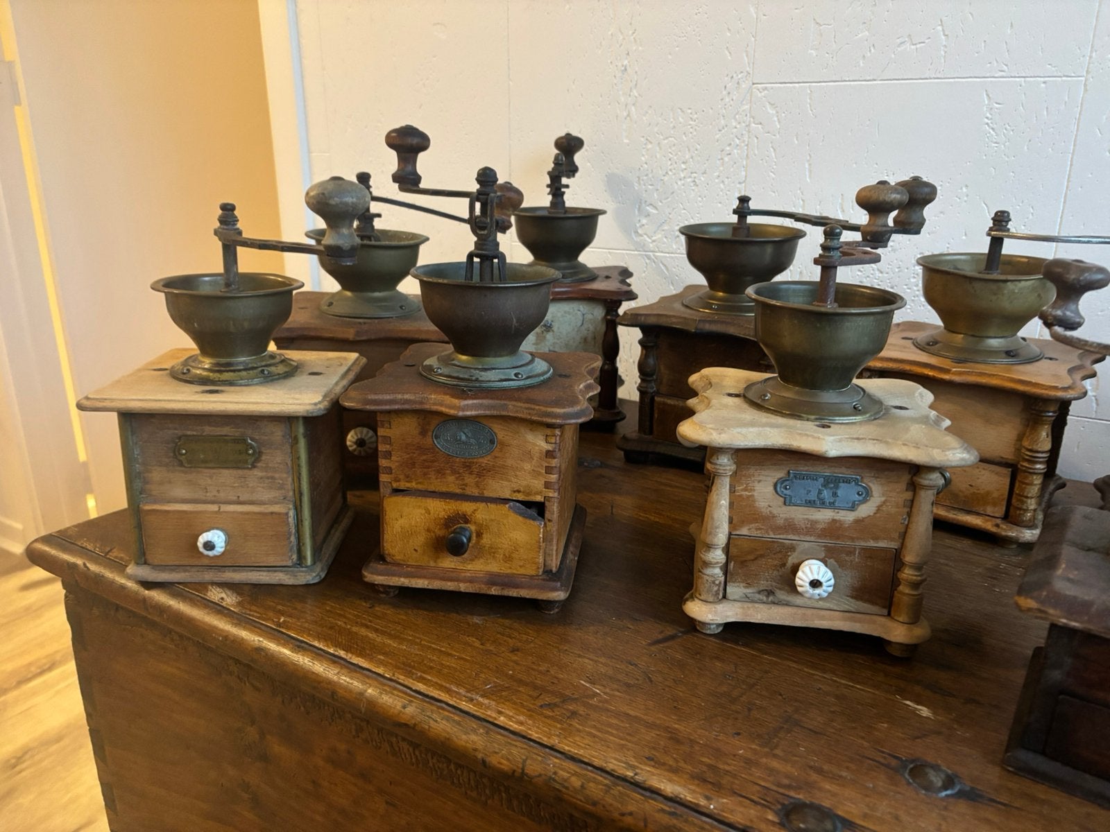 Lot van 13 oude koffiemolens, Ophalen