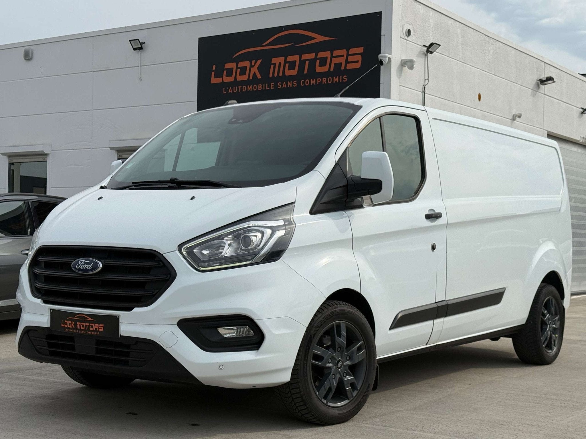 Ford Transit Custom 2.0 TDCi L2H1 130cv LONG CHASSIS NAVIGAT, Auto's, Voorwielaandrijving, Parkeersensor, Gebruikt, 4 cilinders