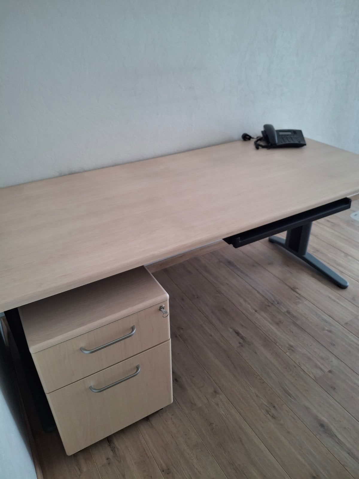groot bureau met ladenblok op wielen met slot, Ophalen, Hout