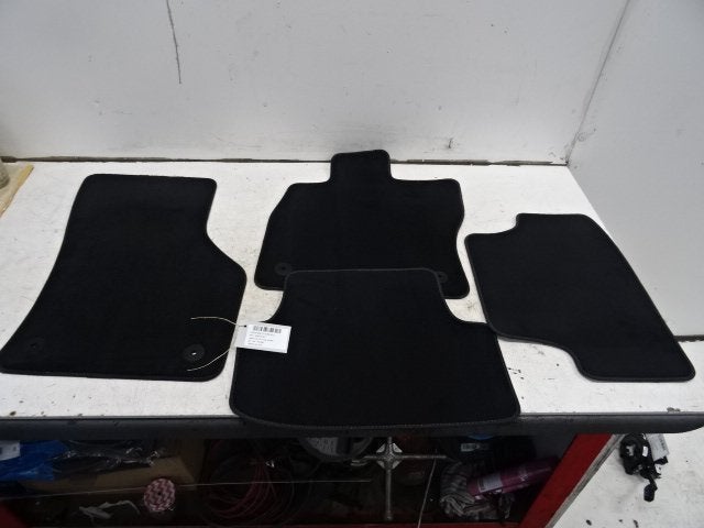 JEU DE TAPIS Volkswagen Golf VIII (CD1) (01-2019/-), Volkswagen, Mevr. I. Hauben, Utilisé, Rue de l'Espoir 34 34
4030  GRIVEGNÉE, BE
