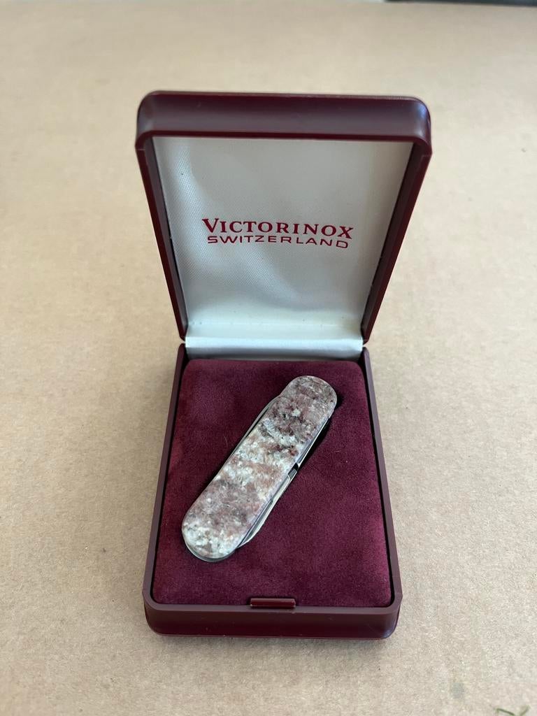 Victorinox couteau de collection, Enlèvement ou Envoi, Neuf