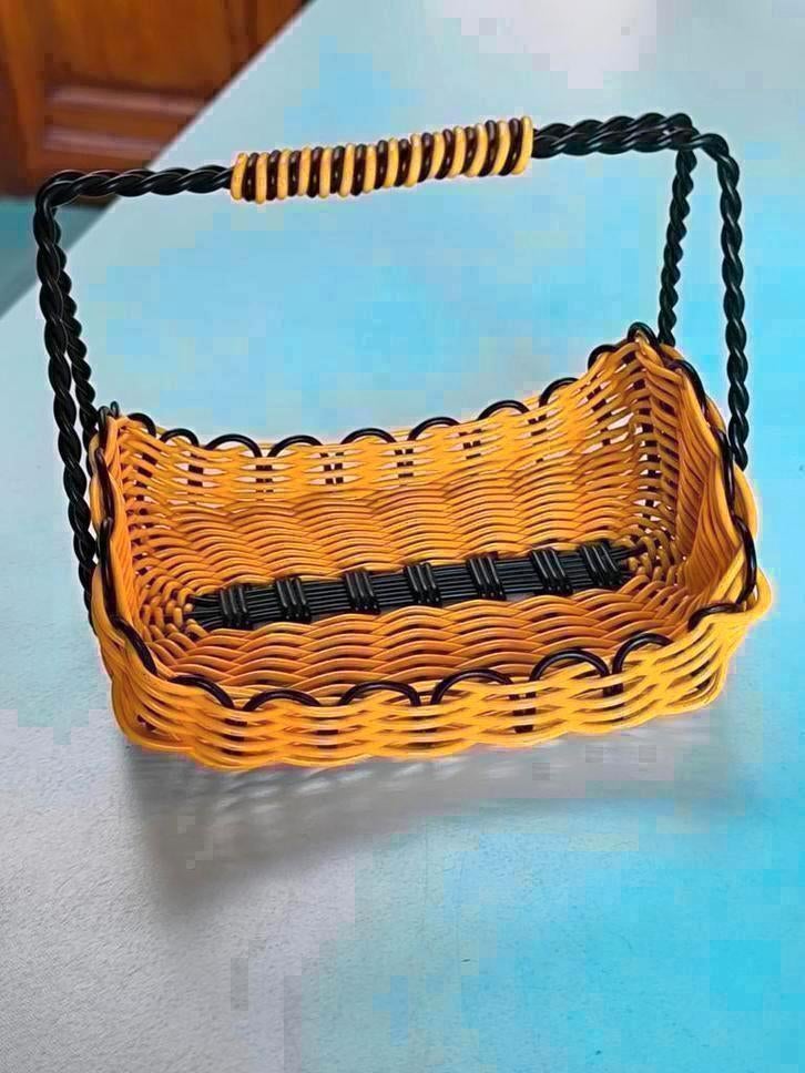 Prachtig geel retro mandje, scoubidou, Enlèvement ou Envoi