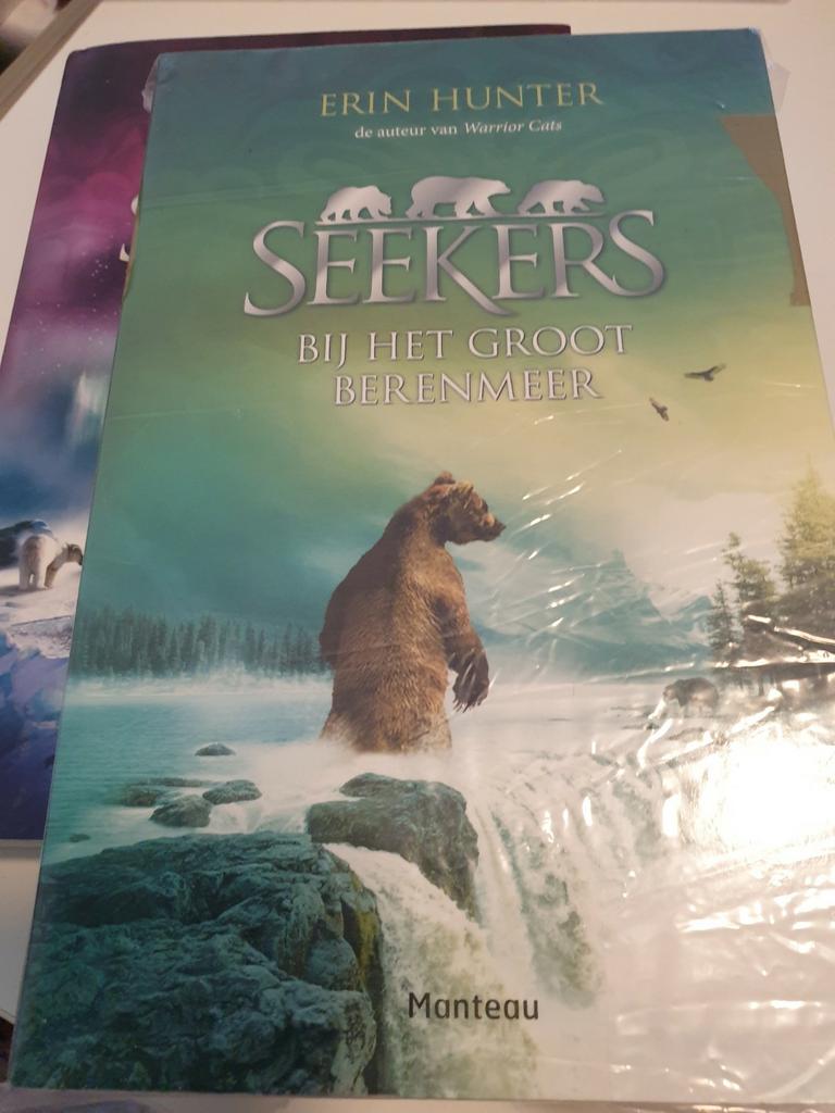 Erin Hunter - 2.  Bij het groot berenmeer. SEEKERS, Boeken, Kinderboeken | Jeugd | 10 tot 12 jaar, Ophalen of Verzenden, Zo goed als nieuw