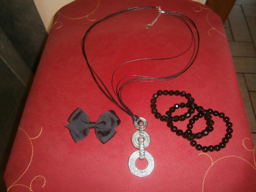 1 collier + 3 bracelets noirs + 1 noeud pour cheveux, Bijoux, Sacs & Beauté, Colliers, Enlèvement, Comme neuf, Autres couleurs