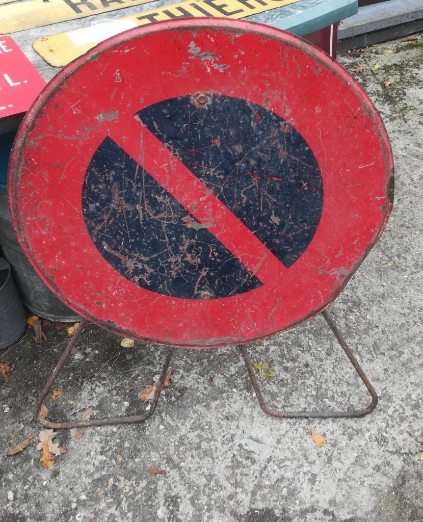Een oud geëmailleerd verkeersbord, Ophalen