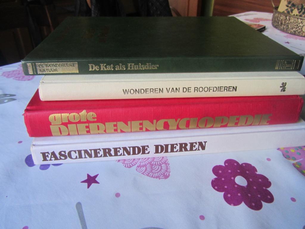 4  grote DIERENBOEKEN, Ophalen, Zo goed als nieuw