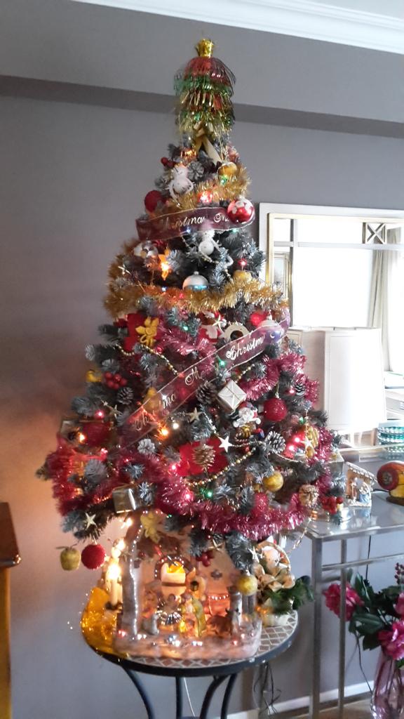 Kunstkerstboom 1,50 m. versierd en de verlichte kerststal, Ophalen, Zo goed als nieuw