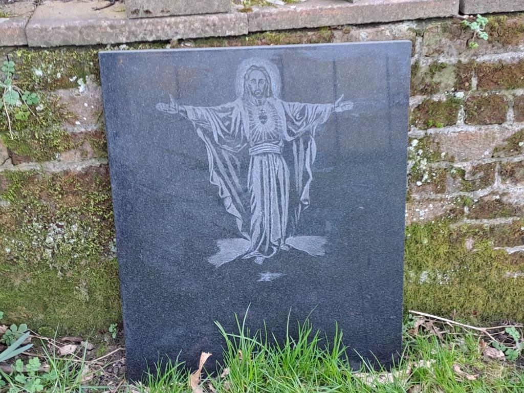JESUSBEELD OP ZWARTE GRANIET 57x66cm, Weerbestendig, 50 - 100 cm, Zwart, Steen of Keramiek