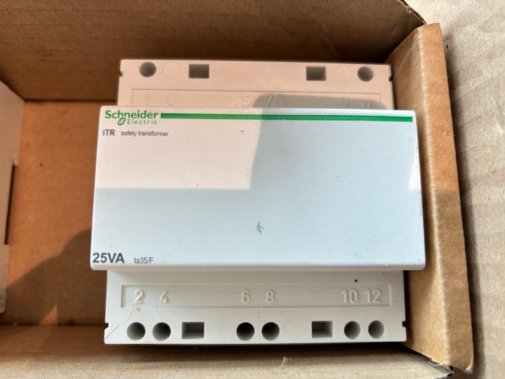 Schneider Veiligheidstransfo 25VA 12-24V - A9A15219, Ophalen of Verzenden, Gebruikt, Overige typen