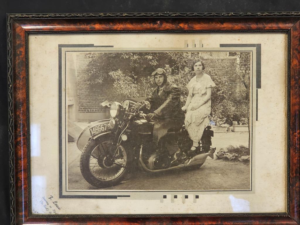 Zeer oude Foto motorijder Afmetingen kader 37 x 27.5 cm, Enlèvement ou Envoi, Photo