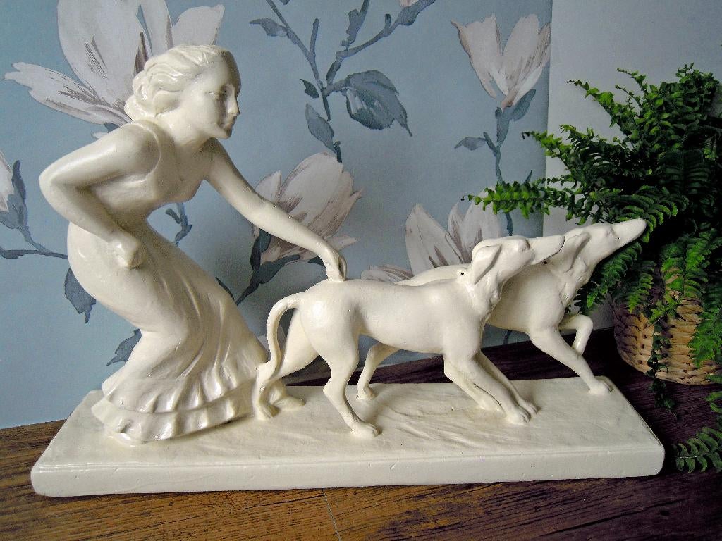 Statue Art Déco d'une dame avec deux chiens, Enlèvement ou Envoi