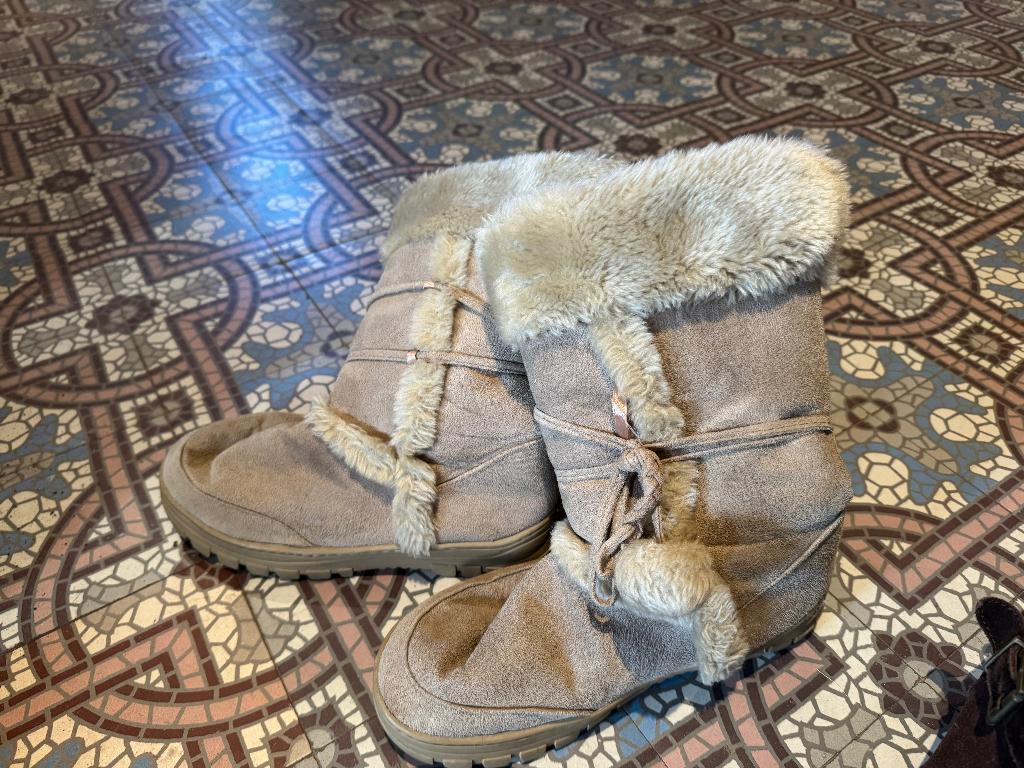 Bottes fourrées à donner, Vêtements | Femmes, Sans marque, Beige, Enlèvement, Porté