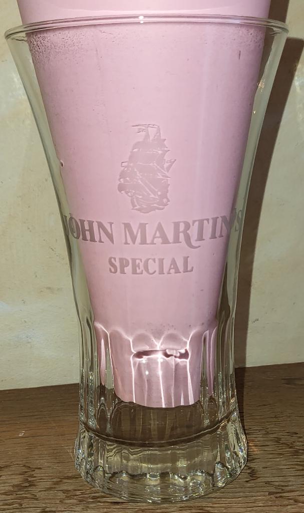 JOHN MARTIN'S SPECIAL verre à bière gravé à l'acide 33 cl, Collections, Enlèvement ou Envoi, Comme neuf, Verre ou Verres, Autres marques
