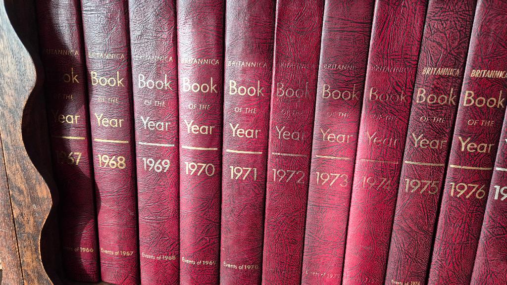 24 boeken: Britannica Book Of The Year (1967 tot 1990), Livres, Enlèvement, Utilisé, Général, Série complète
