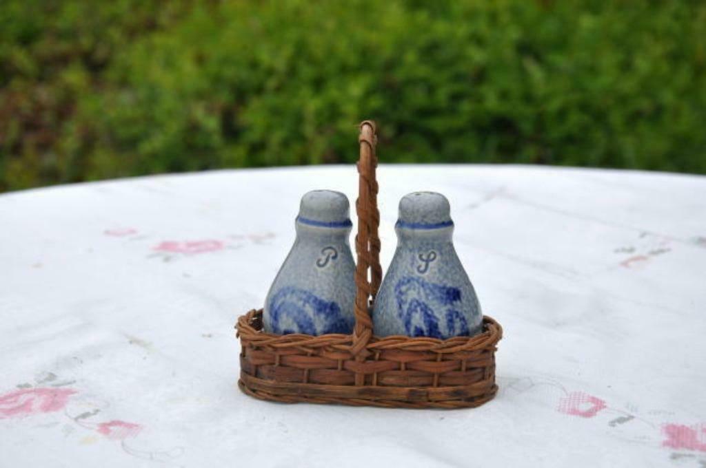 §  sel et poivre grès  dans panier rotin, Enlèvement ou Envoi