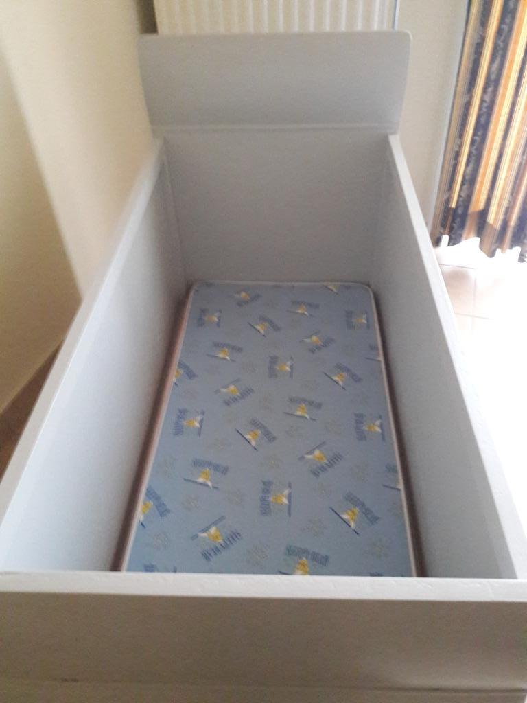 Antiek houten babybedje met lattenbodem en matras, Enlèvement