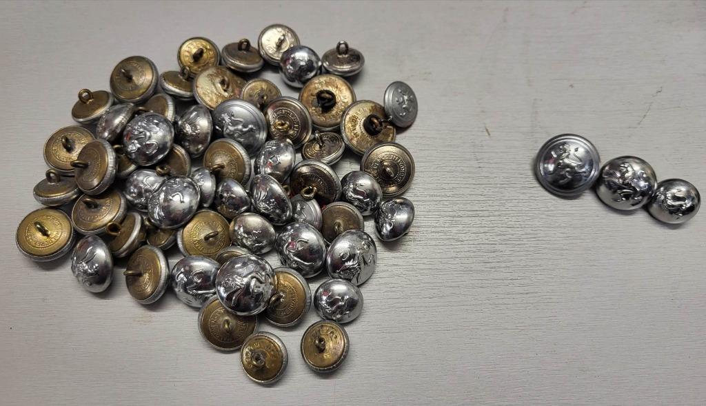 lot de 60 boutons en métal à coudre au lion, Enlèvement ou Envoi, Utilisé, Bouton ou Boutons