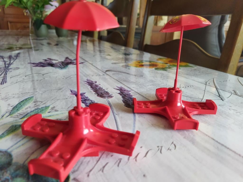 2 tourniquets avec parasol rouge, Enlèvement ou Envoi, Comme neuf, Lego