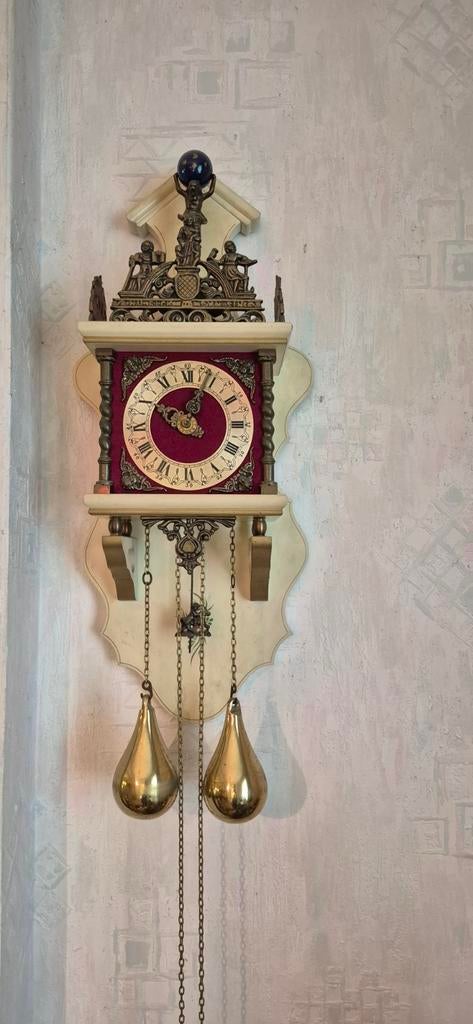 Horloge ancienne de type atlas, Enlèvement