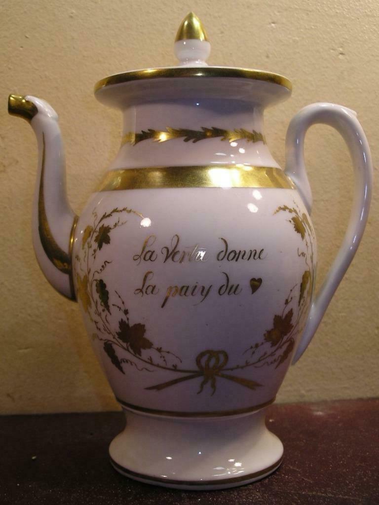 CAFETIERE"PARLANTE"PORCELAINE VIEUX BRUXELLES BLANC ET OR, Antiquités & Art, Enlèvement ou Envoi