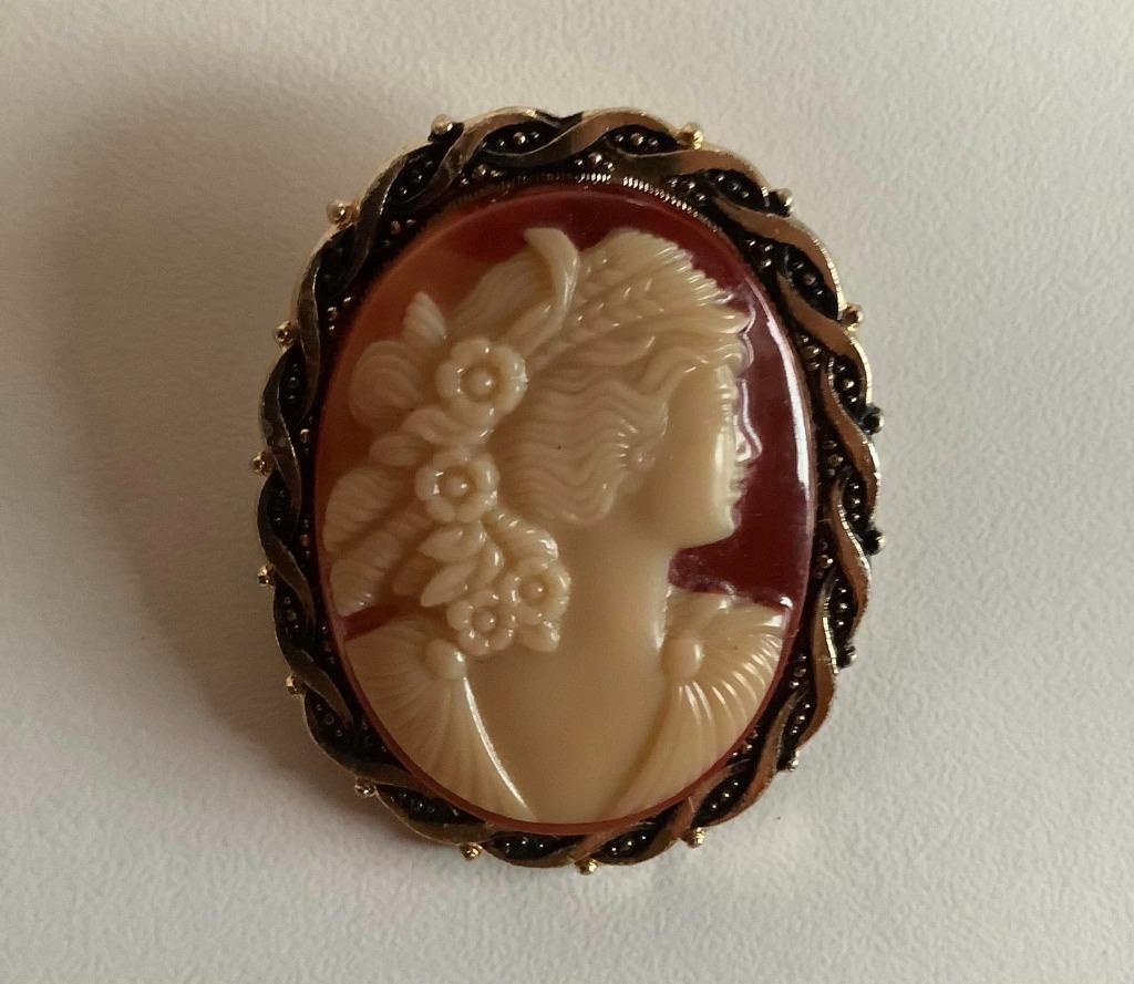 Vintage faux Camee Clip, Handtassen en Accessoires, Antieke sieraden, Ophalen of Verzenden, Overige materialen, Overige typen
