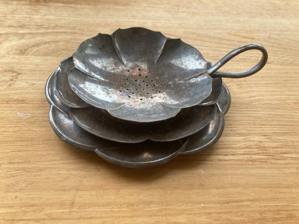 Passoire à thé antique en métal argenté épais Wellner avec é, Antiquités & Art, Antiquités | Couverts, Enlèvement
