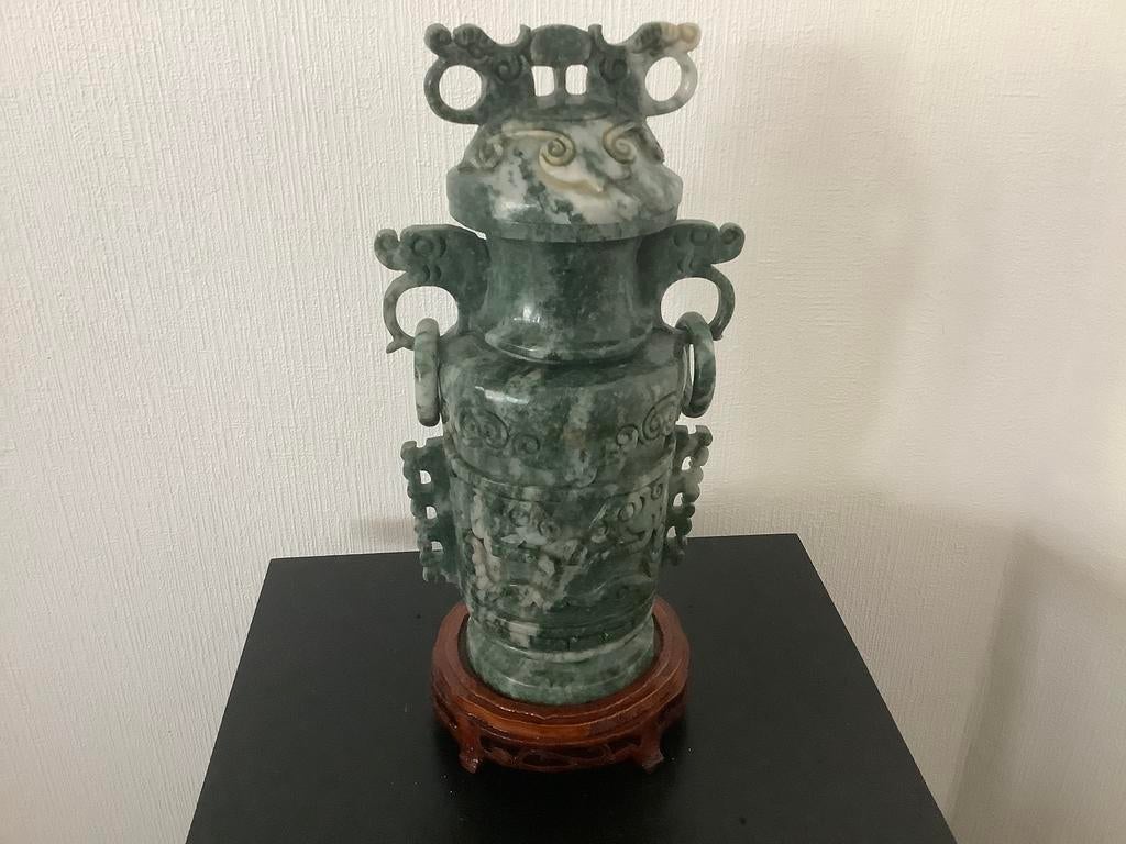 Vaas met deksel in donkergroene jade op sokkel, Antiek en Kunst, Ophalen